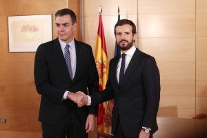 Pedro Sánchez y Pablo Casado, momentos antes de su reunión en el Congreso.
