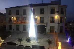 Fachada del Ayuntamiento de Olula del Río estos días.