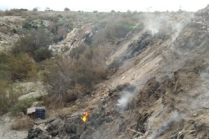 Aunque el incendio fue controlado, algunos pequeños fuegos continuaron encendidos.
