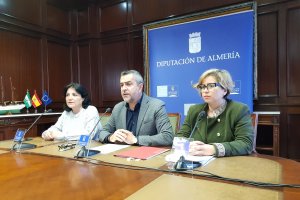 Juan antonio Lorenzo, con las diputadas María González (izq.) y Maribel Alarcón.