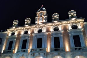 Imagen de la fachada de la Casa Consistorial iluminada