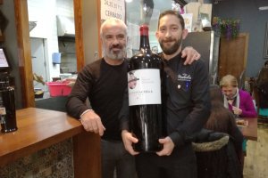 Antonio Ortiz y Adolfo Pageo con la macrobotella de vino