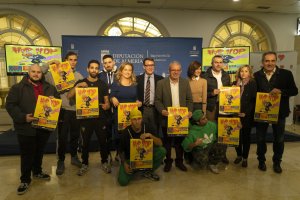 Autoridades políticas junto al grupo R4M con el cartel del evento.