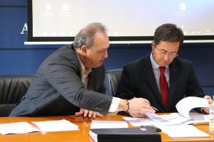 El alcalde y el portavoz en la sala de juntas del Ayuntamiento de El Ejido.