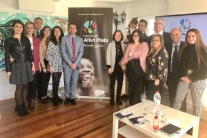 La delegada Maribel Sánchez junto al delegado de Salud, gerente de Torrecárdenas y vicepresidenta de la Diputación, y miembros de la asociación.