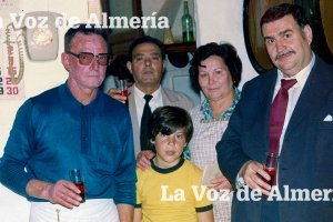 Leonardo Martín, brindando el día que le tocó el primer premio de la lotería nacional.