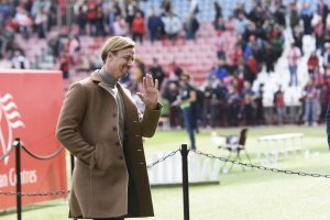 El entrenador del equipo rojiblanco saluda a la afición de Tribuna en el Mediterráneo.