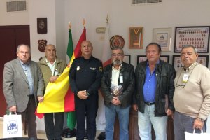 Foto de familia del comisario principal Rafael Madrona con los agentes retirados.