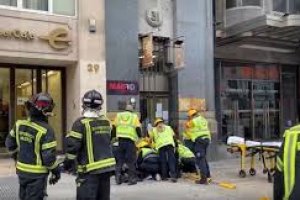Los bomberos y sanitarios atienden a la mujer tras recibir el impacto.