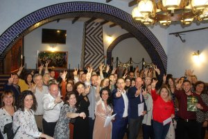 El gerente del Hospital Vithas Virgen del Mar, junto a los profesionales médicos, enfermería, administración e invitados a la celebración.