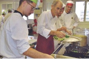 En la cocina José Torrente y sus alumnos elaborando los platos para este menú.