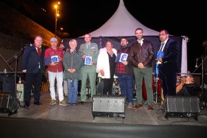 Los galardonados junto a las autoridades asistentes y los organizadores.
