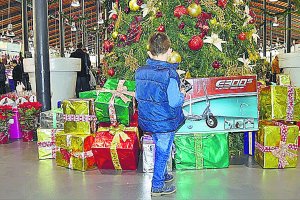 Las calles se llenan de actividades de todo tipo, que congregan a personas de todas las edades.