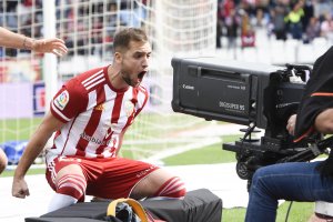 Valentín Vada celebra con rabia los goles en el Almería.