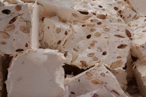 El turrón sin azúcar tiene sólo 54 calorías menos que un turrón tradicional.