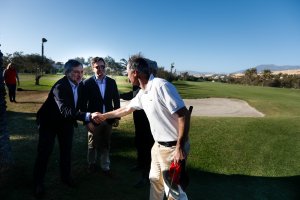 Alcalde y concejal saludan a uno de los golfistas participates en el Campeonato de España Senior.