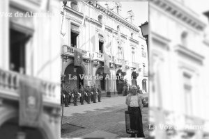 A finales de los años 80 la celebración del día de la Reconquista tocó fondo: menos soldados y menos participación popular alrededor del estandarte.