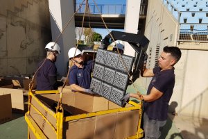 Los operarios colocando los nuevos focos LED en la cesta.