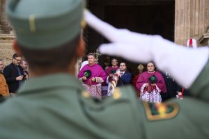 Carlos Sánchez, concejal más joven, porta el pendón a las puertas de la Catedral.