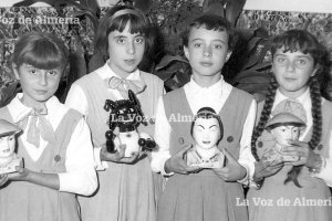 Niñas del colegio del Milagro con aquellas sugerentes huchas que representaban a los habitantes de todos los continentes.