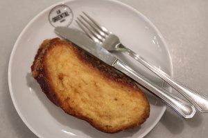 Una de las fórmulas más habituales para reutilizar el pan son las torrijas.