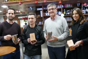 Alcalde y concejales con papeleras y servilleteros junto a un hostelero.