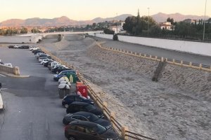 El hormigonado sirve en la actualidad de aparcamiento para los coches de los vecinos del municipio de Albox.