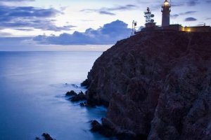 El faro de Cabo de Gata presenta en invierno una imagen maravillosa.