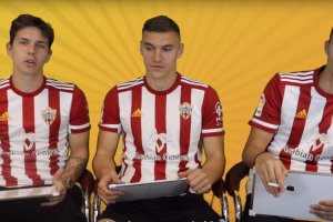 Coric, Maras y Petrovic durante el vídeo rojiblanco.