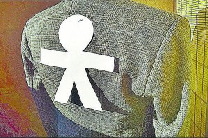 Pegar muñecos de papel en la espalda de las personas es una práctica para destapar \"inocentes\".