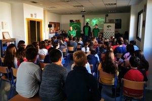 Niños y niñas aprendiendo con Unicaja Costa de Almería.