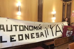 Pancarta desplegada e el pleno del Ayuntamiento de León en favor de la autonomía de la Región Leonesa.
