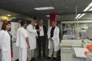 Juan de la Cruz Belmonte, en una visita a un hospital de la provincia junto a facultativos, en una imagen de archivo.