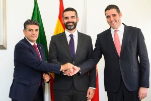 Cazorla, Fernández Pacheco y Alonso escenifican el acuerdo.