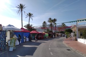 El mercadillo se sitúa en una zona especialmente concurrida y bullente de Mojácar: el Parque Comercial.