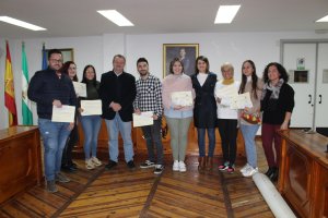 Los beneficiarios han sido un total de siete vecinos, entre estudiantes que realizaron el Erasmus el pasado curso y jóvenes emprendedores.