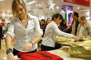 Imagen de archivo de una trabajadora durante el periodo de rebajas.