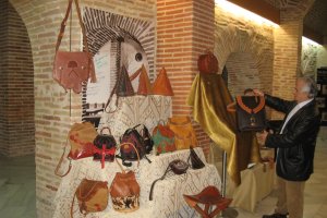 Bolsos y mochilas de la exposición.