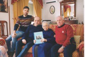 La protagonista con los autores del libro.