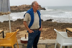 Donato Fernández posa en la playa.