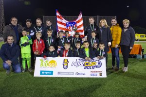 Jugadores junto a la organización.
