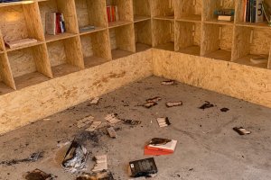 Estado de la biblioteca abierta de Adra y de los libros quemados.