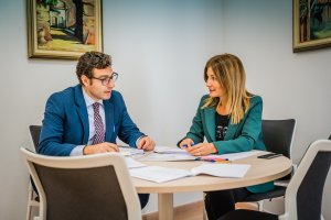 La concejal  de Hacienda con el interventor.