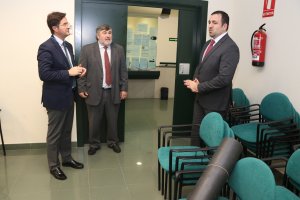 El alcalde, durante su visita a la sede de la ONCE en El Ejido
