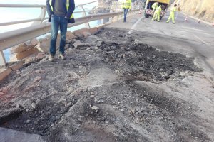 Los operarios se afanaban este martes en limpiar y arreglar los daños causados.