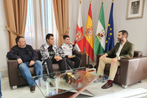 El joven campeón con el alcalde de la ciudad.