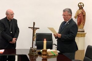 José Luis Cantón, jurando su cargo coom presidente de la junta gestora de la Hermandad de la Virgen del Mar.