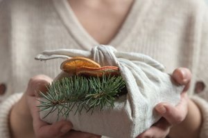 Un regalo envuelto con material reciclado