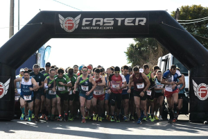 Los corredores listos para tomar la salida en la pasada edición.