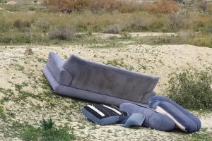 Entre la basura encontrada figura un sofá.